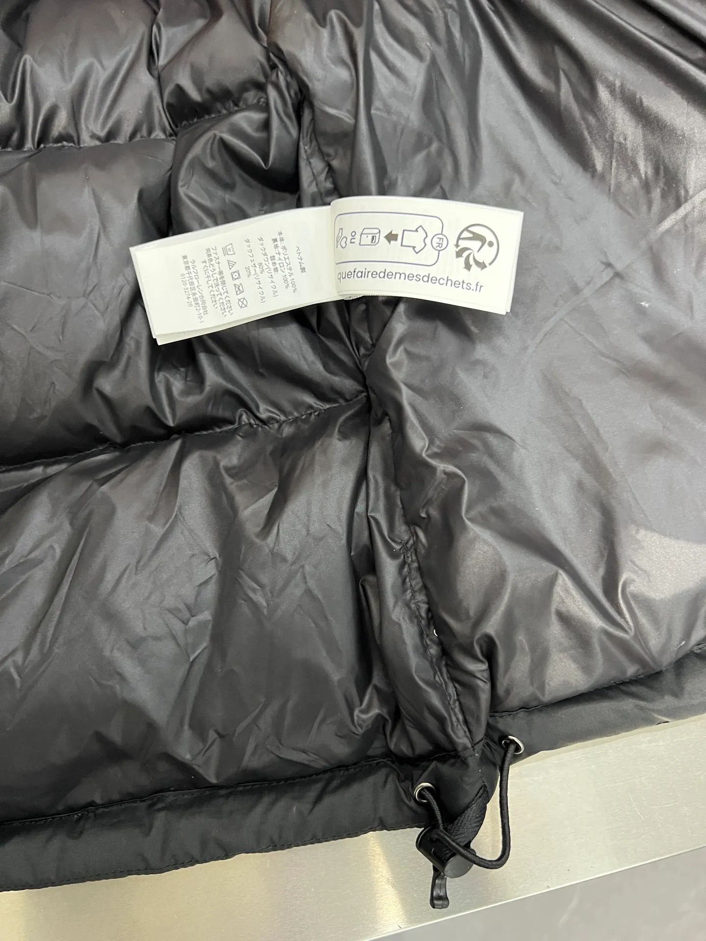 P860 Polo Ralph Lauren 2025 pony embroidered glossy half-turtle collar down jacket. Neat tailoring creates a smart posture, returning to the bustling city. Filled with white duck down. It is warm and comfortable without being bulky. It does not lose its personality and looks low-key. Original customized fabric with a certain sense of color. Color: glossy black, matte black, dark blue. Size: S M L XL XXL